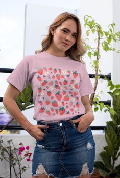 This cute cottagecore shirt features a collage of sweet strawberries. This trendy design will your new favorite shirt that you reach for again and again. * Q U I C K * F A C T S * ♥ Solid colors are 100% cotton ♥ Heather colors are cotton/poly blend ♥ Design is high quality digital print ♥ Wash and dry normally (on cool for best results) * S I Z I N G * ♥ Models are wearing size small ♥ Sizing is unisex so runs like men's, though not overly large ♥ Most women find their typical size works best, Fruit Shirt, Garden Shirt, Strawberry Shirt, Girl Y2k, Cottagecore Shirt, Mori Kei, Botanical Shirt, Gardening Shirts, Cute Fruit