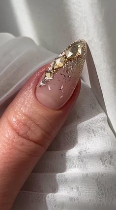 Gold Diamond Nail Design, Nail Gems Designs, Gold Diamond Nails, Gold Gem Nails, Gold Rhinestone Nails, Silver And Gold Nails, Bling Wedding Nails, Short Nail Art Ideas, Nails Design Ideas