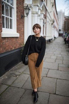 BROWN CORD TROUSERS Shoes For Cropped Pants, Edgy Business Casual Outfits For Women, Cropped Pants With Boots, Cropped Pants Outfit, Simple Winter Outfits, Looks Pinterest, Trouser Outfit, Cord Trousers, Brown Trousers