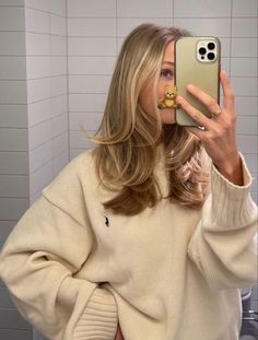 Blonde Below Shoulder Length Hair, Honey Blonde Hair Blended Roots, Blond Medium Length Hair With Layers, Curtain Bangs For Thick Wavy Hair, Lived In Natural Blonde, Lived In Blonde Straight Hair, Midlength Hairstyle Women, Mid Length Light Brown Hair, Haircut Inspo Medium Layered