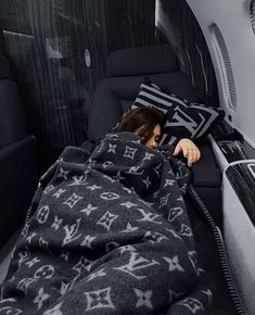 luxury lifestyle 
louis vuitton
lv Stile Kylie Jenner, Vuitton Outfit, Sac Louis Vuitton, Boujee Aesthetic, Luxury Lifestyle Fashion, Luxury Lifestyle Women, Luxurious Lifestyle, Luxurious Life, Classy Couple