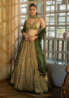 Green Tissue Silk Lehenga, Paulmi And Harsh, Tissue Dupatta, Gold Lehenga, Tropical Floral Pattern, Mehendi Outfits, 1950’s Fashion, Navy Blue Print, Green Lehenga