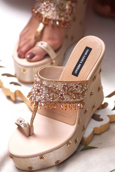 Kolhapuri Heels Woman, Shoes For Lehenga, Sandals Heels Wedding Indian, Wedding Sandals For Bride Indian, Diy Heels Makeover, Bridal Sandals Heels, Indian Sandals, Wedding Sandals For Bride, Diy Heels