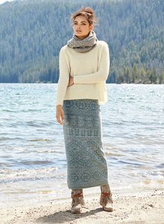 Long Skirt Casual Outfit, At The Beach Outfit, Skirt Casual Outfit, Travel Outfit Summer Airport, Broomstick Skirt, Travel Skirt, Long Skirt Casual, Baby Blue Sweater, Estilo Hippy