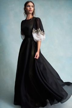 2023 Formal Fashion, New Dresses 2023, Jenny Packham Black Dress, Vintage Long Dress Classy, Indian Fashion Show 2023, Fashion 2023 Dress, New Designer Dresses 2023, New Fashion 2023, Jenny Packham Resort 2023