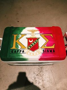 a metal lunch box with the colors of italy and green, white, red, and yellow