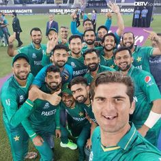 the pakistan cricket team poses for a group photo after winning the t20 world cup