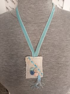 To enhance your outfits, for you, or to offer, this pretty fabric necklace. Made with cotton fabric, small flowers, lace and velvet cord, entirely sewn by hand. Beige and blue It is unique. Handmade in France. If the shipment to your Country is not mentioned, do not hesitate to contact me.