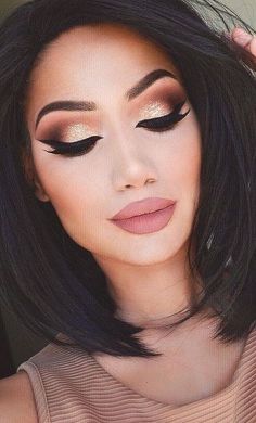 Lipstick Neutral, Machiaj Smokey Eyes, Everyday Lipstick, Neutral Lipstick, Cool Makeup, Eyeliner Tips, Makeup Tip, Nude Lips, Smink Inspiration