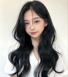 Korean Crimped Hair, Korean Soft Waves Hair, Korean Perm Women, Light Waves Hair, Long Wolf Cut With Curtain Bangs, Healthy Wavy Hair, Hair Shine Spray