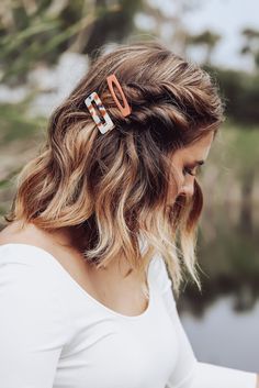 Barettes Hairstyles, Hair Barrettes Hairstyles, Snap Clips Hairstyles, Hairstyles With Barrettes, New York Grunge, Clips Hairstyles, Hair Clips Hairstyles, How To Style Hair, Lived In Color