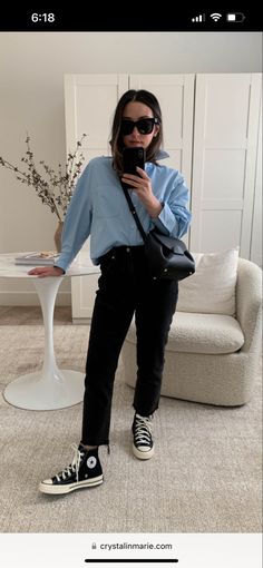 Minimalist Fashion Spring 2023, Converse Work Outfit Classy, Black Converse Outfit Spring, Black Converse Office Outfit, Work Outfit Converse, Black Jeans Sneakers Outfit, Casual Work Outfits With Tennis Shoes, Black Jeans Outfit 2024, Black Jeans Office Outfit