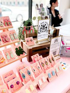 there are many cards on display at the table and one is pink with gold trim