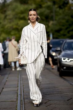 Street Style Suit, Street Style Milan, Pleats Fashion, Milan Fashion Week Spring 2020, Fashion Week Spring 2020, Milan Street Style, Diane Keaton, Street Trends, 2020 Fashion