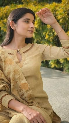 Kanika Mann, Salwar Neck Designs, Simple Dress Casual, Stylish Kurtis Design, Womens Pants Design, New Kurti Designs, Churidar Designs, Simple Kurta Designs, Latest Dress Design