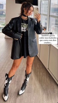 Cowgirl Boots And Blazer Outfit, Jason Derulo Concert Outfit, Cowboy Street Style, Cowgirl Outfits Fall, Blazer With Cowboy Boots, Justin Timberlake Concert Outfit Ideas, Bota Western Look, Cowboy Boots And Shorts Outfit, Black Cowboy Boots Outfit Winter