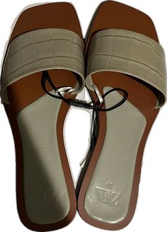 Spring Beach Mules With Ankle Strap, Adjustable Chic Mules For Vacation, Casual Synthetic Mules With Ankle Strap, Casual Ankle Strap Synthetic Mules, Chic Zara Sandals For Vacation, Zara Sandals With Round Toe For Beach, Zara Sandals For Beach In Summer, Zara Beach Sandals For Summer, Zara Casual Flat Sandals