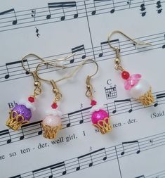 Cupcake dangle earrings,sweet treat earrings; cupcake earrings; novelty earrings; bakery themed earrings Spring Jewelry Diy, Diy Easy Earrings, Beaded Earrings Patterns Free, Tassen Hanger, Xmas Earrings, Cupcake Earrings, Christmas Jewelry Diy, Earrings 2023, Diy Earrings Easy