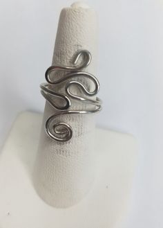 Carcase Iphone, Xo Jewelry, Wire Jewelry Rings, Wire Jewelery, Wire Wrap Jewelry Designs, Aluminum Jewelry, Spiral Ring, Wire Jewelry Designs, Silver Jewelry Design