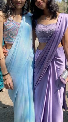 Blouse Idea For Farewell, Sari For Graduation Day, Sarees For Farewell Party In College, Bollywood College Outfit, Farewell Blouse Ideas, Pastel Saree For Farewell School, Freshers Saree Ideas, Farewell Saree Inspo Aesthetic School, Stylish Sarees Indian Weddings