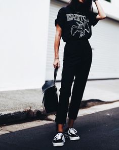 Rock the stage with these fierce women's concert outfit ideas! From edgy leather
 jackets to statement band tees, we've got you covered Rock Outfit, Looks Black, Outfit Trends, Mode Inspo, Tee Outfit, Outfit Goals, Looks Style, Mode Inspiration, Mode Fashion