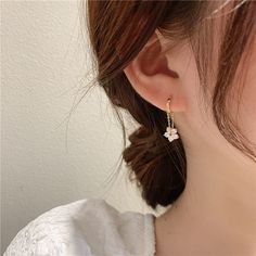 Korean Style Jewelry, Office Jewelry, Jewelry Goth, Female Office, Korean Earrings, Korean Jewelry, Trendy Earrings, Earring Type, Crystal Flower