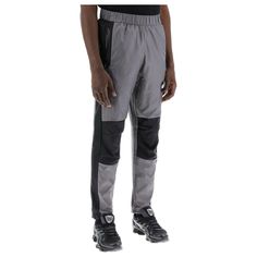 Designed for urban excursions, the Wind Shell Track Pants boasts two secure pockets, optimized articulation for unrestricted motion, and dual adjustable drawcords on the hem for effortless wearability. The model is 6'1 tall and wears size M. The Wind, Track Pants, North Face, The North Face, Motion, Track, Grey, Pants, How To Wear