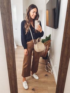 Therapist Outfit, Grandma Fashion, Look Jean, Teaching Outfits, Mum Fashion, Brown Pants, Neutral Outfit, Wardrobe Style, Mom Outfits