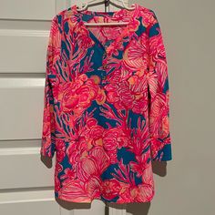 New Without Tags, Lilly Pulitzer Girls Mini Palmetto Tunic Top. Never Worn, Bought For My Daughter, Removed The Tags And Washed Once Delicate, Air Dry As Well, My Daughter Never Wore It. Smoke And Pet Free Home. Fun Pink Tops For Vacation, Playful Pink Tops For Vacation, Playful Pink Printed Top, Playful Long Sleeve Summer Blouse, Fun Pink Floral Print Tops, Playful Long Sleeve Tops For Vacation, Pink Stretch Printed Blouse, Cute Pink Blouse For The Beach, Cute Pink Blouse For Beach