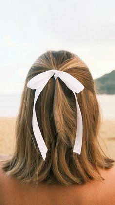 bow hairstyle blonde short hair Half Down Pigtails, Half Up Half Down Pigtails, Wedding Bridesmaids Hair, Hair Ribbons Hairstyles, Curled Prom Hair, Amalfi Wedding, Bow Hairstyles, Formal Hairstyles For Short Hair, Artsy Makeup