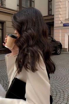 Wavy Natural hairstyle ideas, Wavy Natural hairstyle, Wavy Natural hair, Old Money Hairstyles for Women, old money aesthetic, old money hair, classy hair Rich Brown Hair, Pelo Cafe, Pfp Gif, Estilo Swag, Haircuts For Wavy Hair