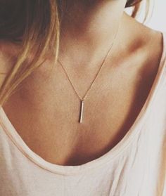 Découvrez des bijoux fantaisie tendance et idées cadeau bijoux femme. Les colliers et bracelets tendance à prix mini #bijoux #colliers #braceletsfantaisie #cadeauxbijoux #paris October Fashion, Vertical Bar Necklace, Trendy Jewerly, Bow Bracelet, Gold Armband, Gold Bar Necklace, Hande Ercel, A Necklace, Geometric Jewelry