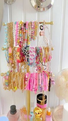 Gold Preppy Jewelry, Preppy Jewelry Aesthetic, Preppy Brackets, Preppy Jewelry Holder, Preppy Bracelet Ideas, Preppy Jewlery, Summer Bracelet Stack, Bracelet Stack Ideas, Jewelry Preppy