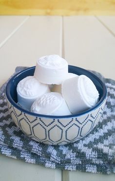 Homemade "Breathe Easy" Shower Disks To Blast Away Congestion Doterra Breathe, Bath Melts, Stuffy Nose, Shower Steamers, Breathe Easy, Homemade Bath Products, Cold Remedies, Homemade Remedies, Diy Health