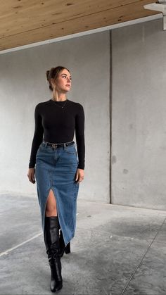 Long Denim Skirt With Boots, Styling Boots With Dresses, Denim Skirt Boots Outfit, Denim Dress Winter Outfit, Jean Dress Outfit Winter, Skirt In Winter Outfit, Jean Skirt Outfits Long, Denim Skirt And Boots Outfit, Long Skirts With Boots