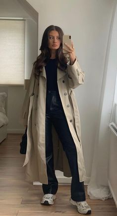 Trench Outfit, Trench Coat Outfit, 카드 디자인, London Outfit, Cold Outfits, Paris Outfits, Coat Outfits, Mode Inspo, Looks Chic