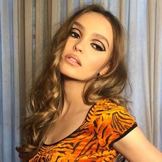 Lily Rose Depp Style, Make Up Foundation, Christmas Eye Makeup, Hair Color Caramel, Rose Depp, Caramel Hair, Lily Rose Depp, Make Up Looks