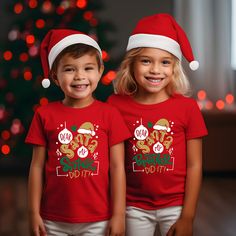 ¡Crea el look navideño perfecto con la impresión gráfica Dear Santa It Was My Brother's or Sister's Did It de Trendy Custom Apparel! Este diseño divertido y festivo es un gran regalo para cualquier niño, sin importar su edad.

 Está confeccionado con algodón 100 % suave, de las marcas Gerber, Rabbit Skins o Gildan preencogido, lo que garantiza que su hijo esté cómodo durante todo el día. Disponible en varios colores, como negro, gris, rojo y blanco, puede encontrar fácilmente el look perfecto pa Dear Santa My Brother Did It Svg, Santas Little Helper Toddler Shirt, Santa Claus T Shirt Design, Dear Santa Toddler Shirt, Christmas Dear, White Christmas T-shirt With Character Print, Festive Design, Custom Apparel, Brother Sister