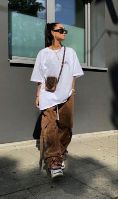 Baggy Clothes Outfit Baddie, Streetwear Women Poses, Drippy Womens Outfits, Over Sized Clothes Outfit, Wide Leg Pants Outfit Streetwear, Barrett Jackson Auction Outfit, Kehlani Street Style, Sade Tshirt Outfit, Cargos Street Style