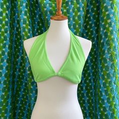 Darling 70s Handmade Green Halter Top 💚 Can be worn two ways! Sturdy poly material with some stretch. Super adjustable. See measurements! MEASUREMENTS: LENGTH (from bottom of cup to shoulder): 11" UNDER CHEST: up to 34" CUP WIDTH: 8" CONDITION: Good vintage condition. Handmade in the 70s with love, may have some flaws. SHOP POLICY: Thank you for your interest! All sales completed with Sunny Girlfriend Retro are final. Buyers are responsible for checking measurements of garments for correct sizi Green Halter Top, Hippie Top, Womens Halter Tops, Hippie Tops, Retro Summer, Halter Tops, Summer Bikinis, 70s Retro, Bright Green