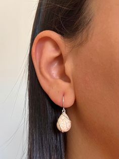 Add a touch of elegance to your everyday look with these beige teardrop basic earrings, handcrafted with delicate gold or silver details. These versatile earrings are the perfect addition to any jewelry collection, effortlessly complementing any outfit, from casual daywear to evening ensembles. Why You'll Love Them: - The beige teardrop beads paired with gold or silver accents create a timeless and sophisticated look. - Versatile Style, ideal for any occasion, whether you're dressing up for a sp Beige Drop Earrings Jewelry For Gift, Adjustable Cream Drop Earrings, Beige Drop Earrings For Gift, Cream Teardrop Earrings For Gift, Beige Drop Earrings As A Gift, Beige Drop Earrings Gift Jewelry, Beige Drop Earrings As Gift, Elegant Teardrop Wrap Earrings For Everyday, Elegant Beige Teardrop Jewelry