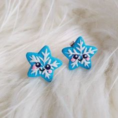 Those Snowflake earrings are handmade with polymer clay by myself, they are completely adorable!  - Earring studs are stainless steel. - Earrings measure 1,2 cm, 0,5 in big. - All jewelry will come packed in their own little organza bag. I love to making custom orders! I'll work with you to make something completely unique and exactly how you want it; this includes shape, size and color that you adore. Let me know what you like and I'll do it.  Perfect for unique gifts, treats for yourself or sp Emoji Earrings, Vampire Earrings, Funny Earrings, Bat Earrings, Star Snowflake, Snowflake Earrings, Christmas Gifts For Girls, Jewelry Blue, Earrings Polymer Clay