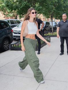 Wondering what to wear with cargo pants? Check this post for the trendiest ways to wear cargo pants this year, and the best cargo pants outfit ideas to style this fashion trend! What To Wear With Cargo Pants, Best Cargo Pants, Parachute Pants Outfit, Hailey Bieber Street Style, Baggy Pants Outfit, Hailey Baldwin Street Style, Stile Kendall Jenner