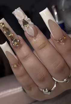 15 Nails Ideas Rose Gold, Champagne Quince Nails, White And Gold Nails Acrylic, Simple Bling Nails, Champaign Nails, Debut Nails, Gold Bling Acrylic Nails, Gold Nail Set, Quinceañera Nails