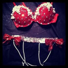 Red pearls & diamonds rave bra // I'd wear this with black tights, leggings or pants with high-tops Edm Outfit, Festival Outfit Ideas, Uk Festival, Festival Inspo