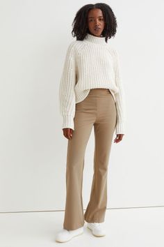 Beige Flare Pants Outfit, Flare Pants Outfit Winter, Beige Jeans Outfit, Beige Pants Outfit, Flare Leggings Outfit, Flare Outfit, Outfits Leggins, Beige Hose, Flare Jeans Outfit