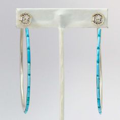 Boucles d'oreilles créoles en argent sterling avec Cobble Incrusté Turquoise. 

.125" Largeur, 2.875" Hauteur Turquoise Hoop Earrings, Turquoise Hoops, Hoop Earrings, Turquoise, Sterling Silver, Silver