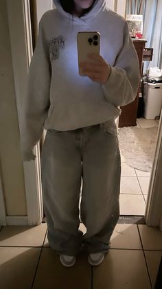 grey outfit -grey pants -grey hoodie -streetwear outfit -grey dunks Light Grey Bodysuit Outfit, Fits With Grey Dunks, Dark Grey Hoodie Outfit Woman, Styling Grey Hoodie, How To Style A Gray Hoodie, How To Style Grey Hoodie, Grey Dunk Outfit, Grey Nike Hoodie Outfit, Cute Outfits Baggy Jeans