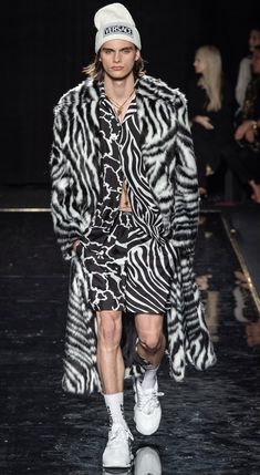 VERSACE Pre-Fall 2019 Ready-To-Wear Look #25 featuring LIAM YOUNG FOSTER / NEW YORK FASHION WEEK Haute Couture Style, Expensive Clothes, Animal Print Fashion, Mens Winter Fashion, Versace Men, Mens Fashion Summer, Fashion Show Collection, Mode Vintage, White Fashion