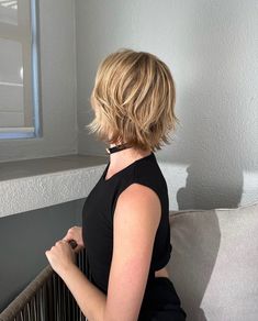 Short Hair With Layers Aesthetic, Cool Blonde Short Hair, Short Messy Blonde Hair, Short Shaggy Blonde Hair, Niamh Adkins Short Hair, Bixie Colour Haircut, Shaggy Short Hair Straight, Drew Barrymore Short Hair, Short Blonde Layered Hair